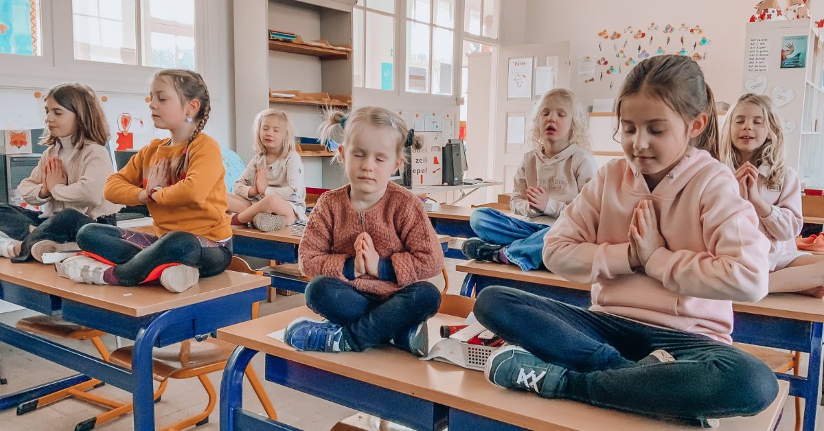 Kinderyoga in de Klas – Eenvoudige Oefeningen voor Rust, Focus & Beweging