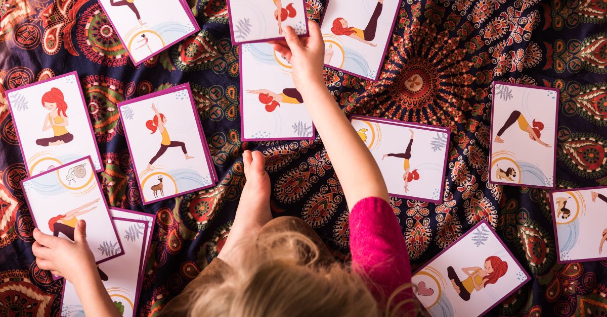 Word affiliate bij Full of Yoga – kind doet yoga op kleurrijke yogamat