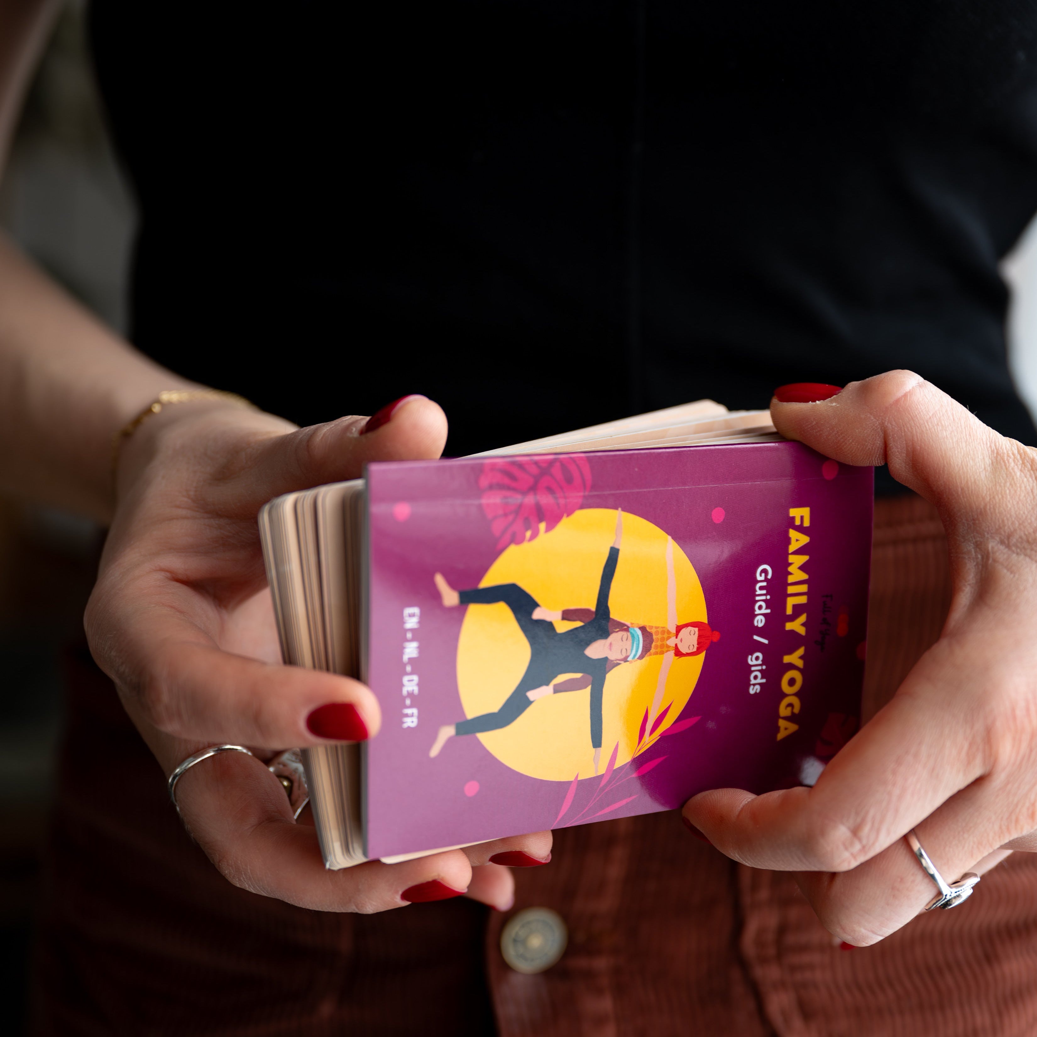Liesbeth De Backer houdt de familie yoga kaarten vast van full of yoga