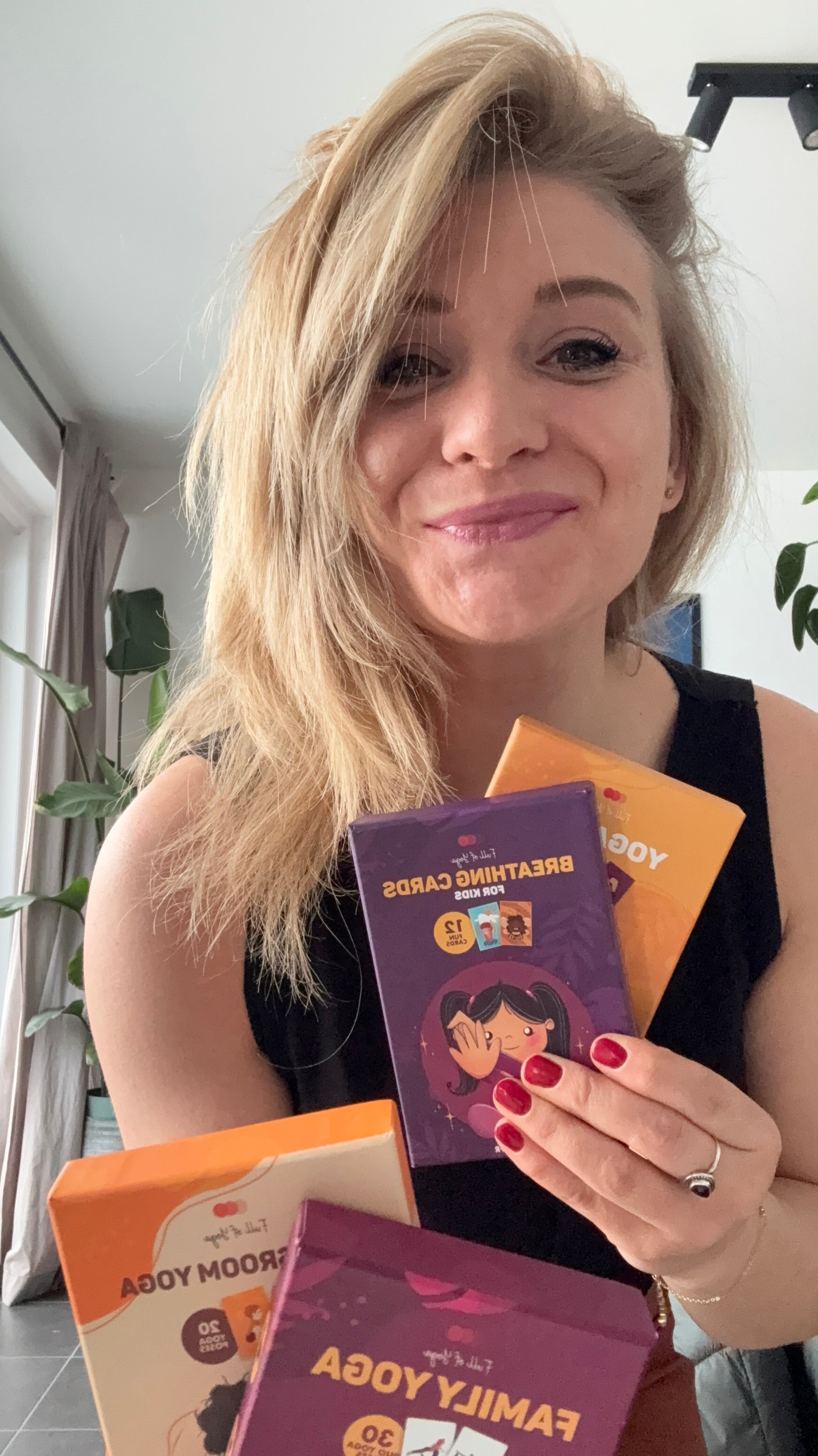 Liesbeth De Backer houdt de kaarten van full of yoga vast