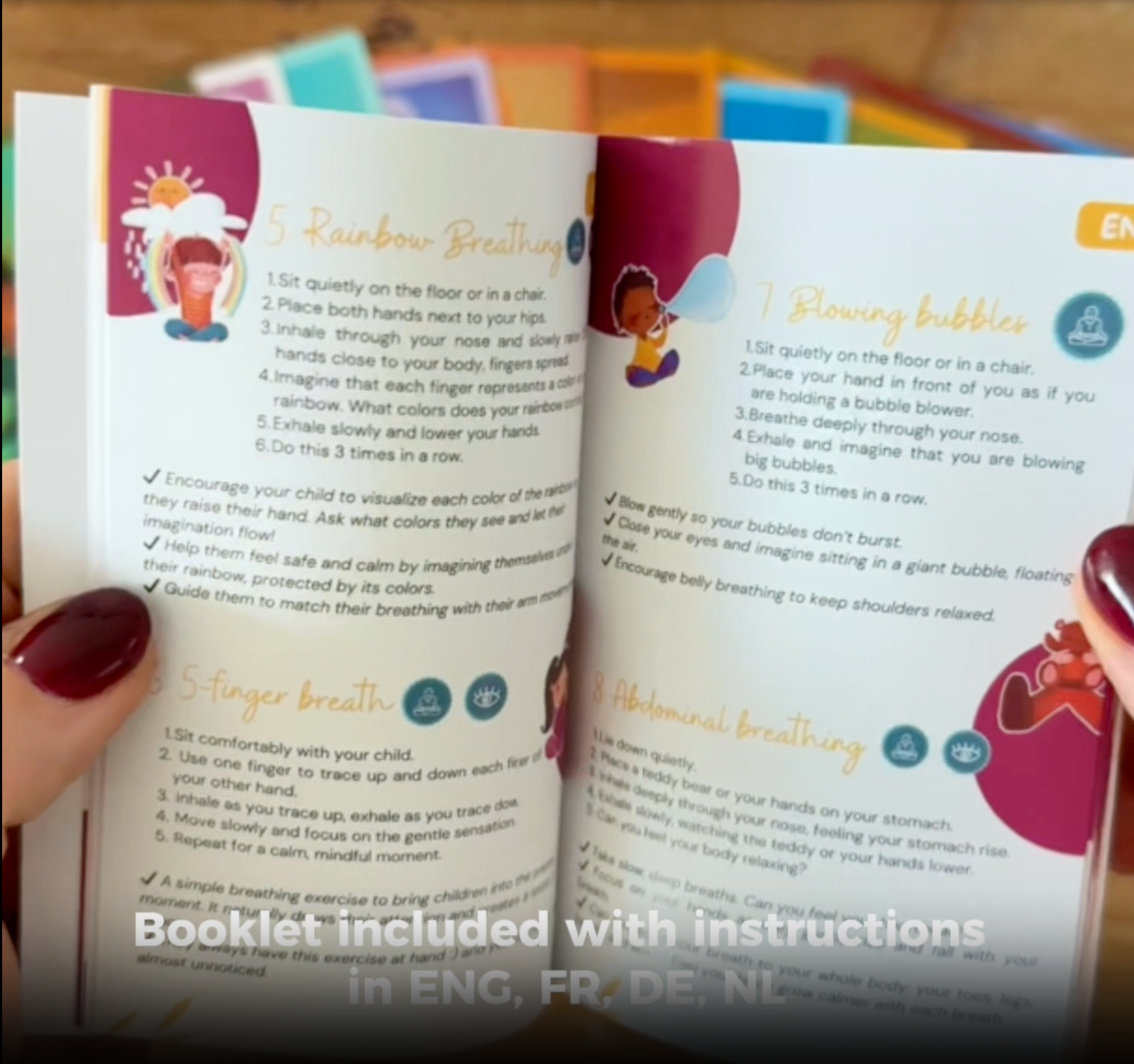 booklet met vertaling in DE, ENG, FR en NL bij Family yoga kaartenset Full of yoga 